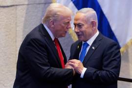 El presidente estadounidense Donald Trump con el primer ministro israelí Benjamin Netanyahu en la Knéset (parlamento israelí) en Jerusalén el 13 de octubre del 2025.