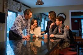 El riesgo es que, en algún momento, los padres sienten que ya no pueden tener estas pláticas con sus hijos adultos.