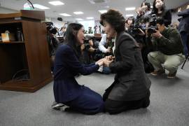 A la derecha, la presidenta de la Comisión de la Verdad y la Reconciliación, Park Sun Young, consuela a la joven adoptada Yooree Kim, durante una conferencia de prensa en Seúl.