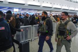 Autoridades de algunos estados condenaron la acción, pues dicen que los agentes migratorios no tienen la formación para tareas en aeropuertos.
