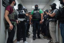 Agentes federales enmascarados esperan afuera de una sala de audiencias de inmigración en Nueva York, el 8 de julio de 2025.