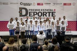 Autoridades y deportistas posan para la fotografía oficial del evento, celebrando los logros del deporte coahuilense.