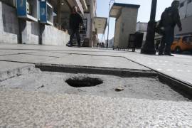 El mal estado de algunas banquetas del centro de la ciudad no solo pone en riesgo a invidentes; cualquier ciudadano puede sufrir un accidente.