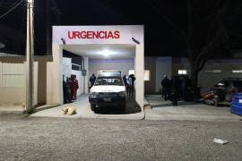 Familiares de la víctima acudieron al centro de salud tras confirmarse la muerte del joven.
