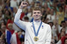 Leon Marchand ganó récord del mundo y su siguiente medalla de oro ahora en los 200 metros de mariposa.