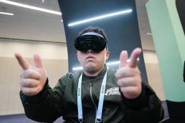 Un asistente utiliza InCabin XR Box, un dispositivo de realidad aumentada en la CES 2024 en Las Vegas. Un equipo de científicos demostraron que se puede combatir las adicciones por medio de la realidad virtual.