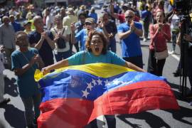 María Corina Machado, la líder opositora venezolana, reapareció en Caracas, tras meses en la clandestinidad, para encabezar la protesta contra la toma de posesión presidencial de Nicolás Maduro. FOTO: