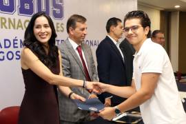 Estudiantes de la UAdeC recibieron los apoyos que utilizarán durante sus estancias académicas y profesionales en el extranjero.