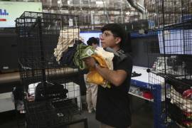 Un empleado trabaja en una fábrica textil que produce camisetas, en Ciudad Juárez. Los aranceles paralizarían la economía fronteriza mexicana que depende de fábricas que producen productos para EU.