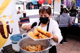 Cocineras Tradicionales de Saltillo iniciaron la séptima edición del Festival del Tamal y el Atole Norteño, donde desde primeras horas compartieron recetas heredadas y nuevas propuestas culinarias con las familias asistentes.