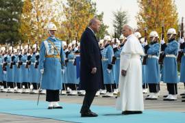 El papa León XIV es recibido por el presidente turco Recep Tayyip Erdogan a su llegada al Palacio Presidencial en Ankara, Turquía.