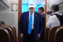 El presidente Donald Trump camina en el Air Force One. Si se adapta al avión qatarí regalado a Trump a los estándares presidenciales, esto podría costar 1,500 millones de dólares y llevar años.