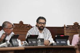 Citó ejemplos recientes en que otros espacios públicos del país han retirado el nombre del expresidente como acto de justicia simbólica.