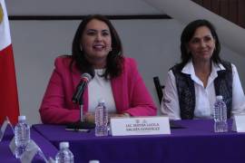 La secretaria de la Mujer en Coahuila, Mayra Valdés González, enfatiza la urgencia de establecer mecanismos especializados para la protección de las mujeres durante la presentación de la iniciativa.