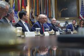 El presidente Donald Trump habla durante una reunión de gabinete en la Casa Blanca en Washington.