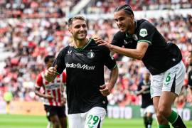 Santiago Giménez, delantero mexicano, tendría como próximo destino el Bayer Leverkusen.