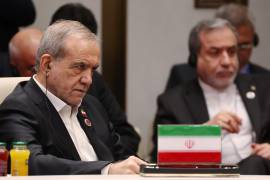 El presidente iraní Masoud Pezeshkian, a la izquierda, en la cumbre de la Organización de Cooperación de Shanghái (OCS), en Biskek, Kirguistán, el martes 1 de septiembre de 2026.
