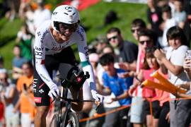 Isaac del Toro sigue dentro del top 15 general del Tour Auvergne-Rhône-Alpes 2026 tras una jornada controlada en Francia.
