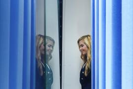 La secretaria de prensa de la Casa Blanca, Katie Zacharia, sale para hablar con los periodistas en la sala de prensa James Brady de la Casa Blanca, el martes 13 de octubre de 2026, en Washington.