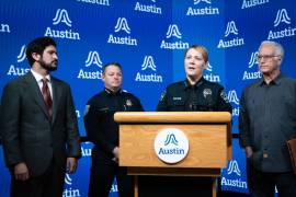 La jefa de policía de Austin, Lisa Davis, da una conferencia de prensa en el Ayuntamiento de Austin, el 20 de septiembre de 2026, después de que un agente federal de inmigración disparó e hirió a un hombre en North Austin, Texas.