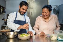 En su cocina, Renan y Cinthia afinan juntos la ensalada que refleja su estilo y su historia.