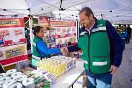 Familias de Parajes de Los Pinos acudieron al Mercadito de a Peso para adquirir alimentos y productos básicos a costos accesibles.