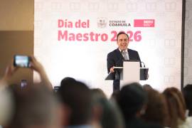 El gobernador Manolo Jiménez destacó la importancia del magisterio en el desarrollo social y educativo de Coahuila.