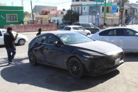El vehículo Mazda 3 presentó daños de consideración en el cristal delantero derecho tras la colisión con la motocicleta.