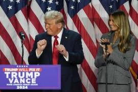 Donald Trump, baila mientras la ex primera dama Melania Trump observa en el Centro de Convenciones del Condado de Palm Beach, Florida.