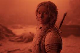 En esta imagen proporcionada por Amazon Studios, Morfydd Clark en una escena de The Lord of the Rings: The Rings of Power.