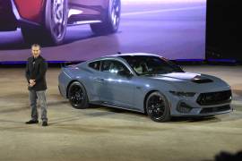 Ed Krenz, ingeniero jefe de Ford Mustang, habla sobre uno de los modelos del Ford Mustang 2024 en el Salón Internacional del Automóvil de Norteamérica en Detroit.