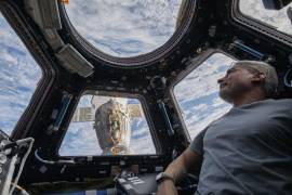 Mark Vande Hei, astronauta estadounidense, observa la Tierra desde el interior de la cúpula de siete ventanas, la ventana de la Estación Espacial Internacional al mundo el 4 de febrero de 2022.