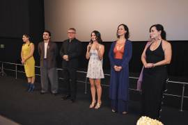 El elenco y el equipo de producción desfilaron por la alfombra roja instalada en Paseo Villalta durante la premiere de El Desaire.