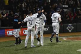 El ‘Jesse’ Castillo castigaría a la bola, enviándola de cuadrangular por el jardín derecho en la parte baja del sexto inning.