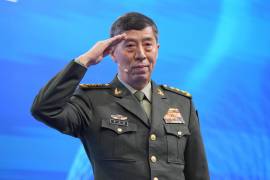 El ministro chino de Defensa, Li Shangfu, saluda antes de un discurso en el último día del 20mo Instituto Internacional para Estudios Estratégicos o Diálogo de Shangri-La.
