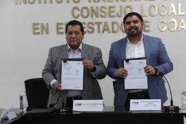 José Luis Vázquez López, vocal ejecutivo de la Junta del INE Coahuila, y Óscar Daniel Rodríguez Fuentes Consejero Presidente del IEC, signaron el convenio de colaboración