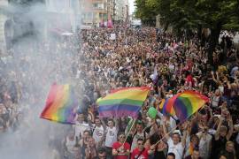 Una multitud baila en el desfile anual del orgullo LGBTQ+ en Berlín, Alemania, el sábado 26 de julio de 2025. FOTO: