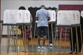 Varias personas emiten su voto en el Centro Comunitario de Upper Marlboro el martes 23 de junio de 2026, en esa localidad de Maryland.