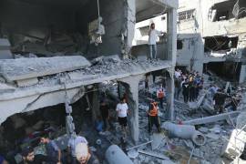 Palestinos buscan sobrevivientes después de los ataques aéreos israelíes en la ciudad de Gaza, Franja de Gaza