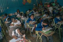 Estudiantes en un salón de clases de la escuela primaria Adolfo López Mateos en un vagón de tren abandonado en Naucalpan, México.