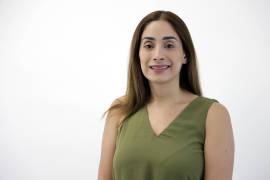 Yezka Garza Ramírez frente al Centro Regional de Identificación Humana, institución que dirigió desde su fundación en 2019. Bajo su liderazgo, el CRIH logró identificar a 148 personas desaparecidas en medio de la mayor crisis forense del país.