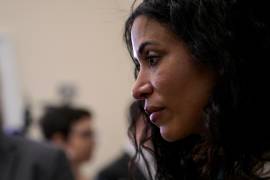 Lisa Phillips, víctima del abuso de Jeffrey Epstein, habla con periodistas tras una conferencia de prensa con miembros del Caucus de Mujeres Demócratas en Washington.