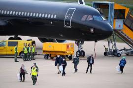 Los pasajeros evacuados del crucero MV Hondius, afectado por el hantavirus, llegan al aeropuerto de Eindhoven, Países Bajos.