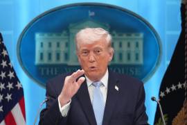 El presidente Donald Trump habla con los periodistas en la sala de prensa James Brady de la Casa Blanca.