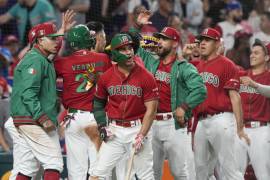 El equipo mexicano festeja con Alex Verdugo (27) después de que anotara carrera en la séptima entrada en el juego de béisbol en contra de Puerto Rico en el Clásico Mundial de Béisbol, el viernes 17 marzo de 2023.