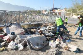 De todo arrojan los vecinos a los arroyos en la colonia Federicto Berrueto; varios colchones fueron sacados del cauce.