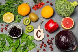 Especialista recomienda el consumo de alimentos ricos en vitamina C.