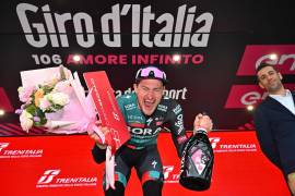 Nico Denz celebró luego de subirse al podio en el Giro de Italia.