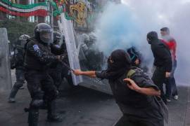 Integrantes del llamado Bloque Negro se enfrentaron a Policías Capitalinos en el Zócalo, durante el mitin conmemorativo de la Matanza Estudiantil de 1968 en Tlatelolco. Los jóvenes encapuchados agredieron a los uniformados con cuetones, bombas molotov, piedras y palos. Los integrantes de la SSC solo los contuvieron hasta que llegaron más refuerzos y pudieron replegarlos, el saldo es de varios heridos.