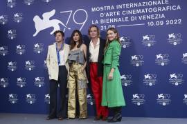 De izquierda a derecha, Harry Styles, Gemma Chan, Chris Pine y la directora Olivia Wilde posan en la sesión de la película “Don’t Worry Darling” en la 79a edición del Festival de Cine de Venecia en Venecia, Italia.